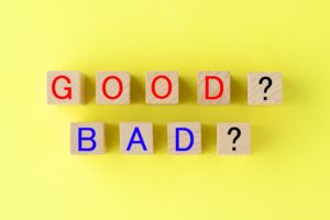 積み木に描かれた「GOOD?」と」「BAD?」の文字
