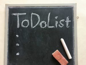 黒板に書かれた「ToDoList」の文字