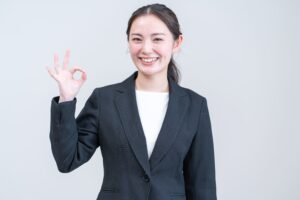 OKサインをした女性