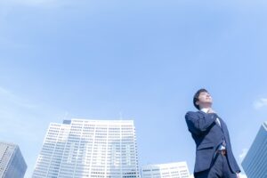 ビルの前に立つ男性